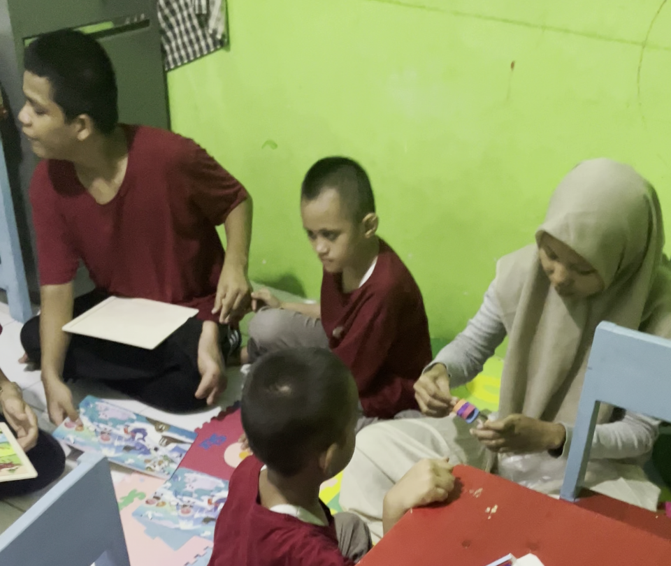 Belajar Puzzle Besar Anak ABK